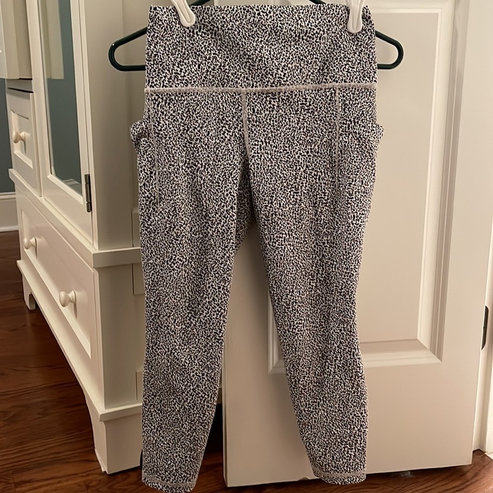 Athleta salutation stash textured tight - Picture 3 of 8